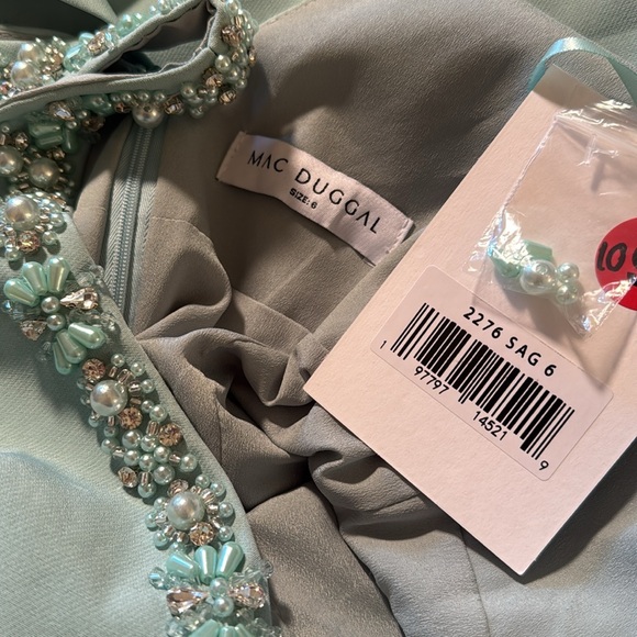 MAC DUGGAL
Green Crepe Fitted Midi Dress With Bow And Beaded Trim - Picture 14 of 15